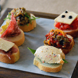 Petit pain avec viande et légumes